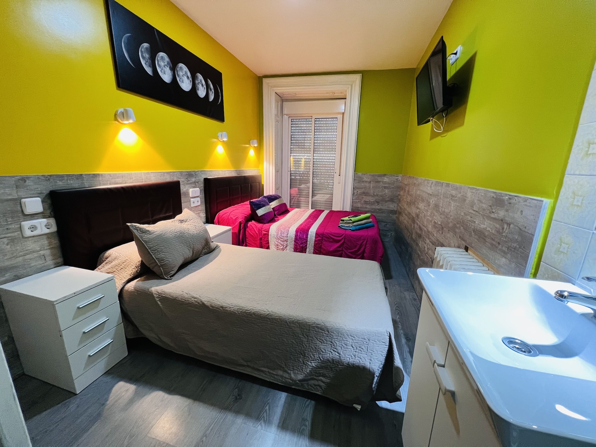 ROOM, TRIPLE, SHARED BATHROOM