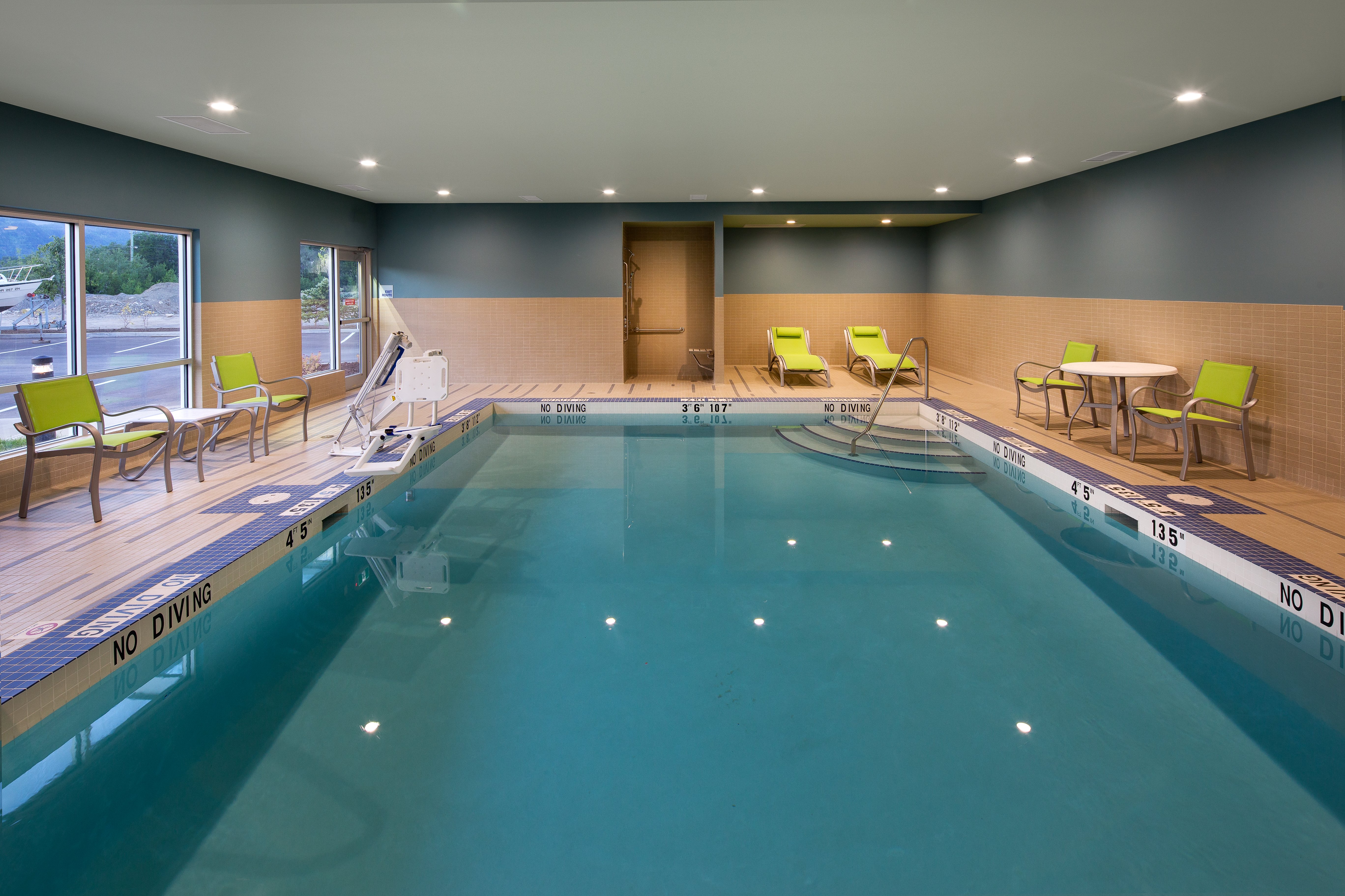 Holiday Inn Express Suites Terrace 33/55