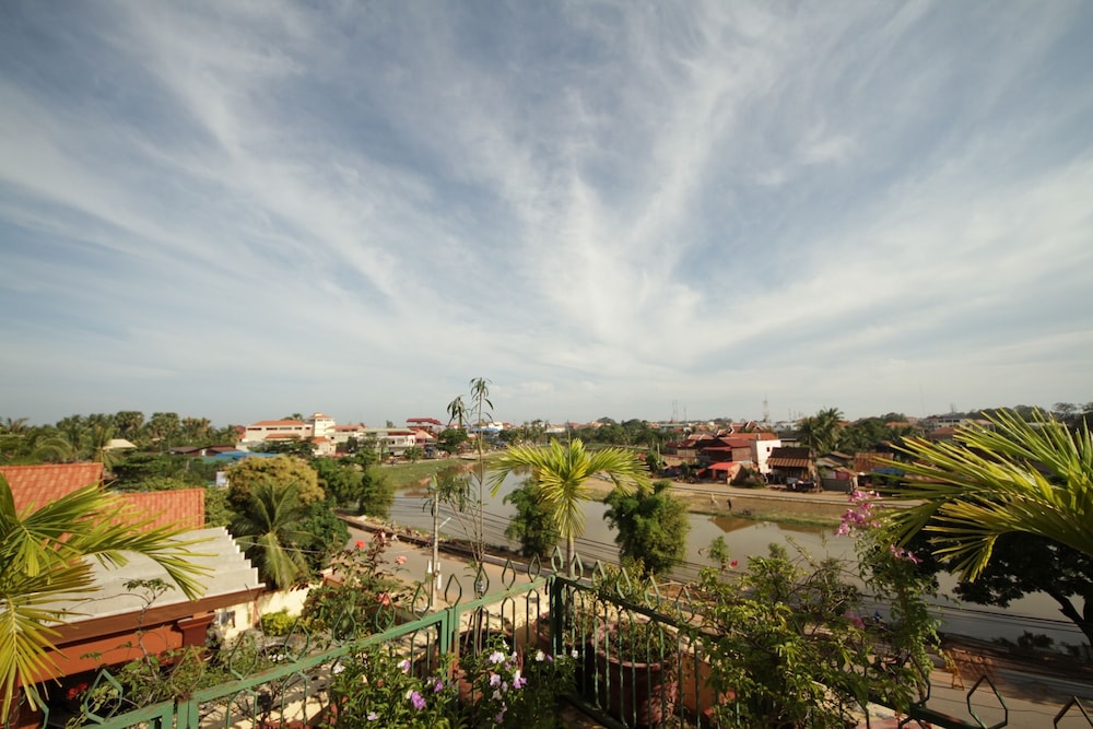 Siem Reap Riverside Hotel 60/67