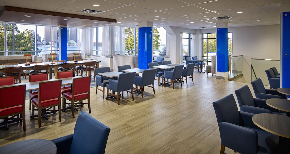 Holiday Inn Express Windsor Waterfront 44/77