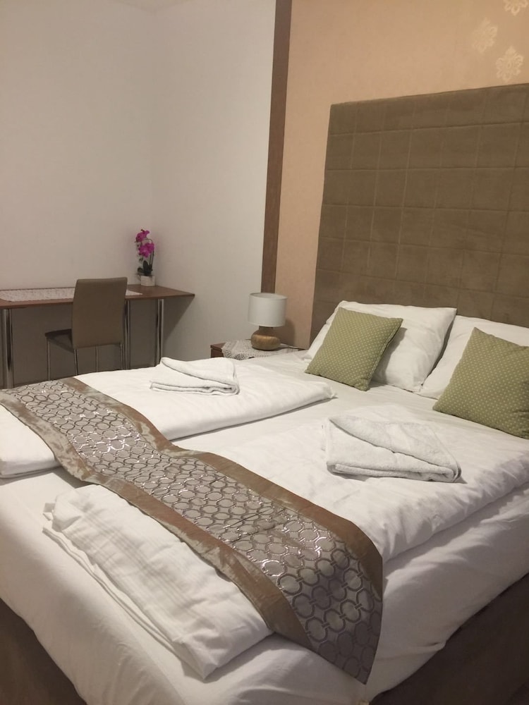 Corvin Rose Apartment Hotel 8/46