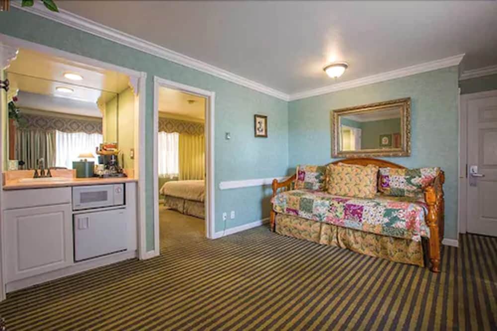 Carmel Inn And Suites 8/34