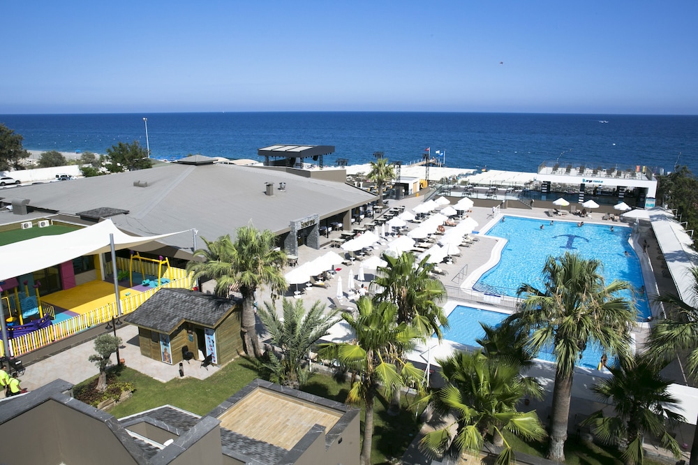 Sailors Beach Club 33/35