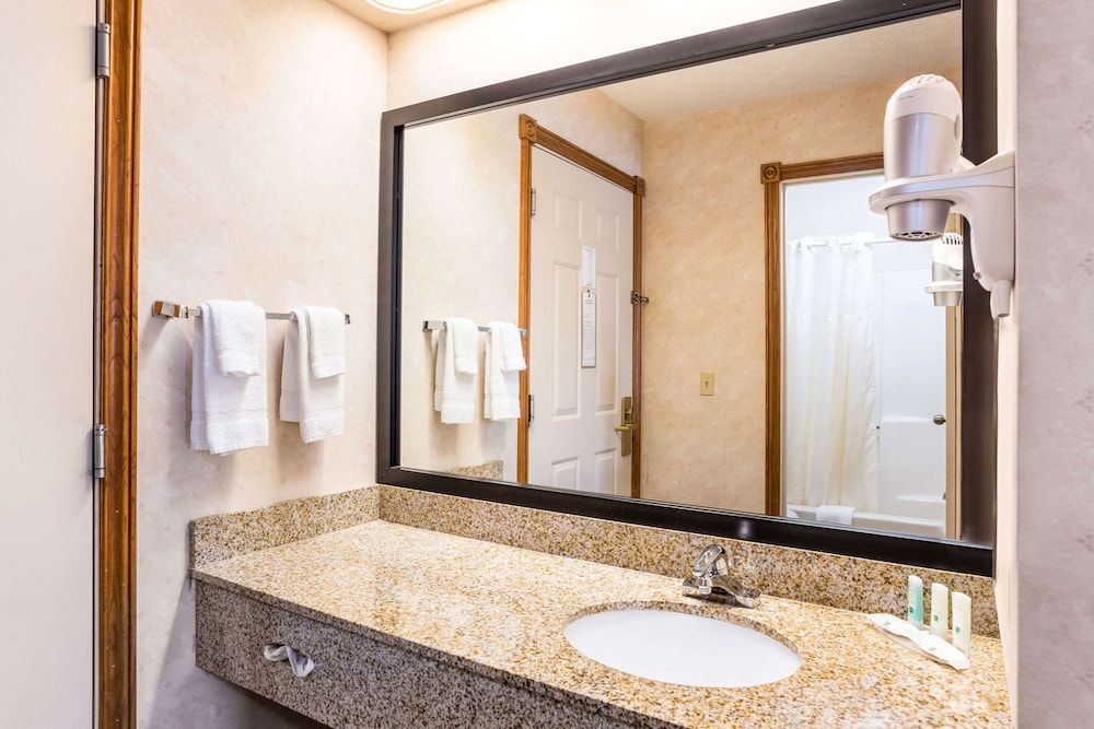 Quality Inn Traverse City 12/63