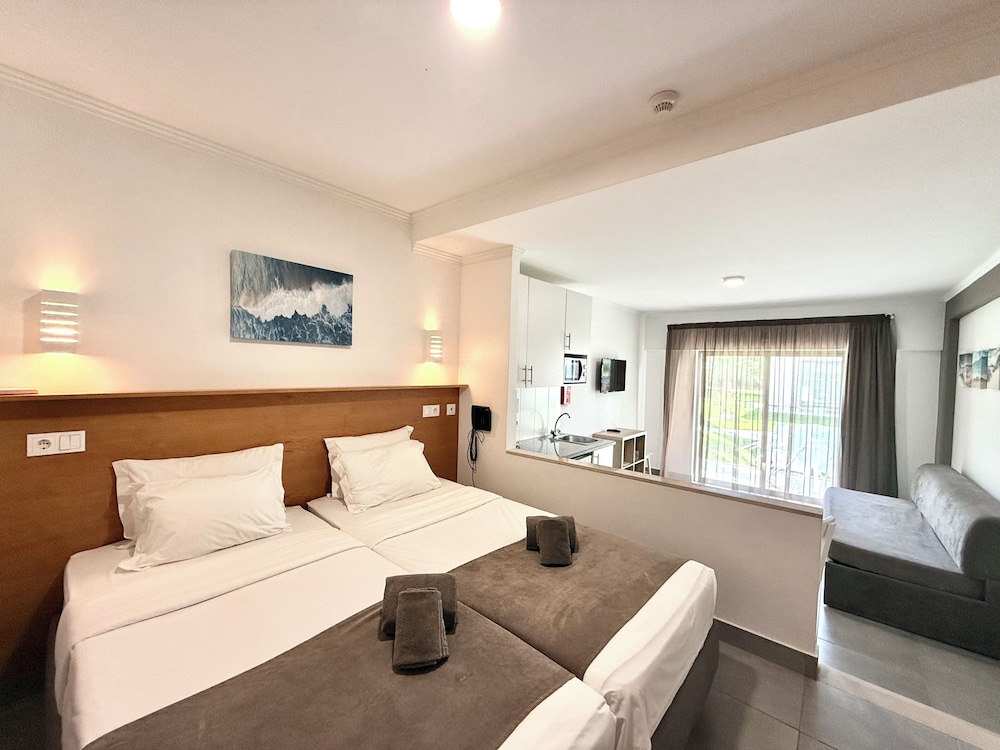 STUDIO, TWIN BEDS, SOFA