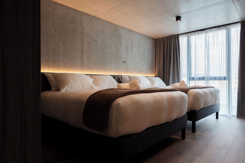 Deluxe, Suite, 1 King and 2 Queen Beds, Pool Access