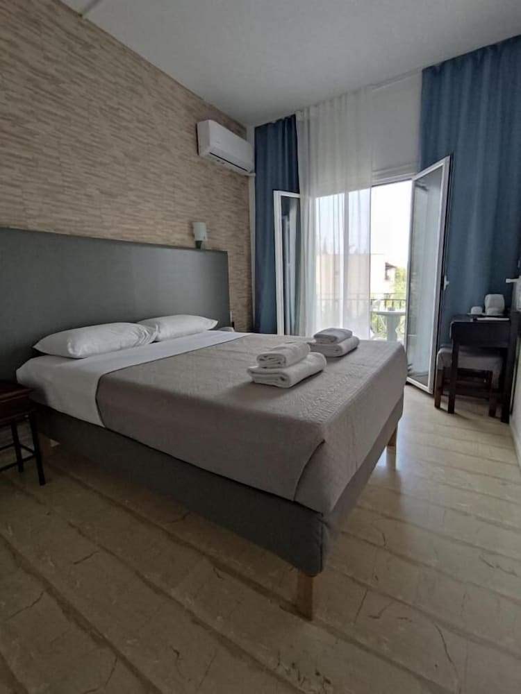 Tina Hotel 6/44