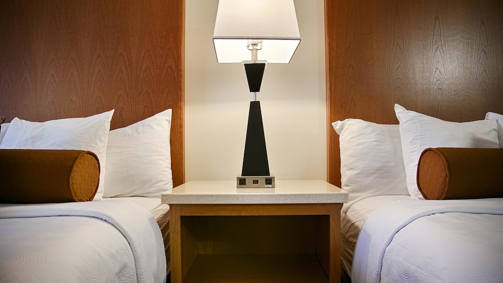 Best Western Plus Park Place Inn & Suites 22/76