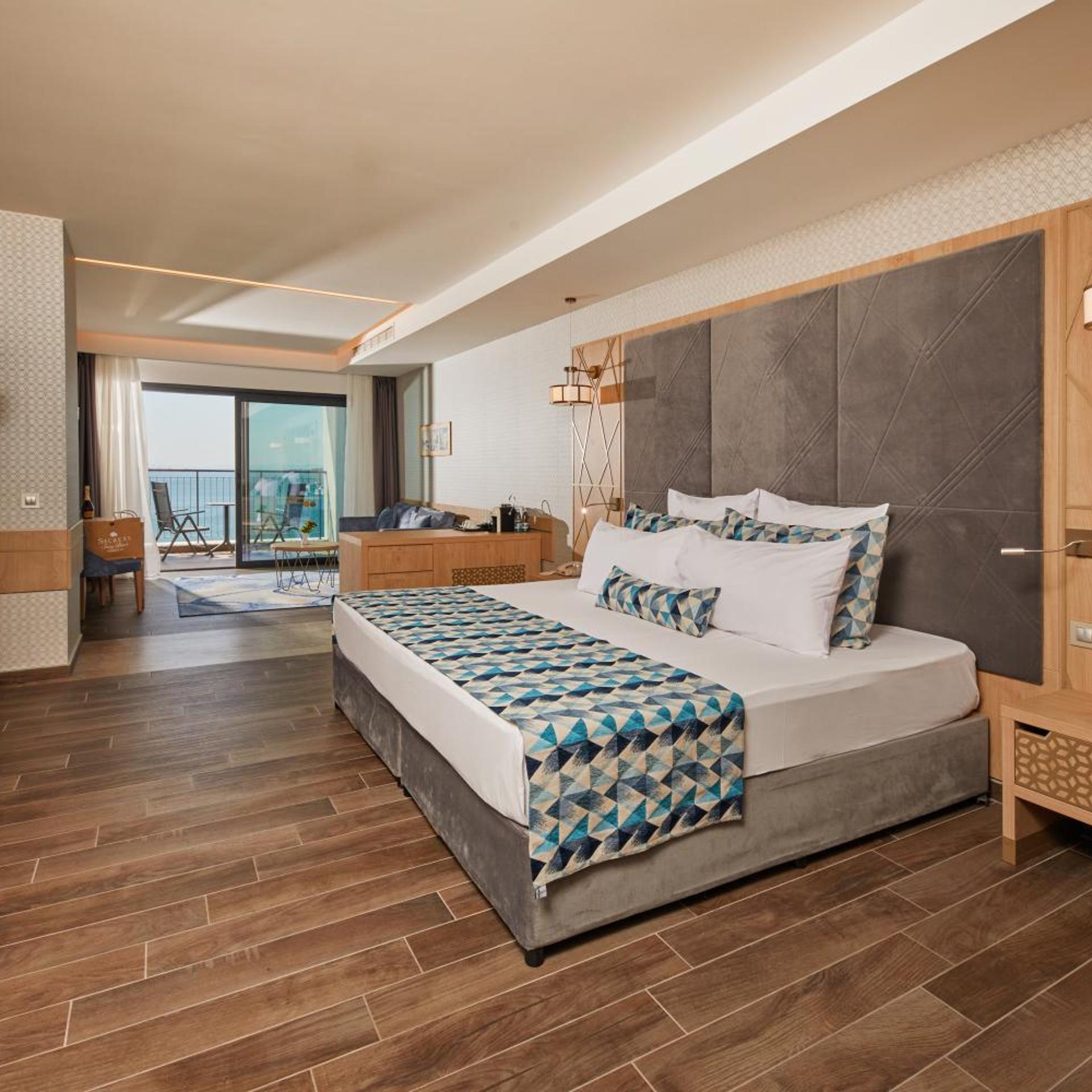 Preferred Club, Junior Suite, King Bed, Sea Front