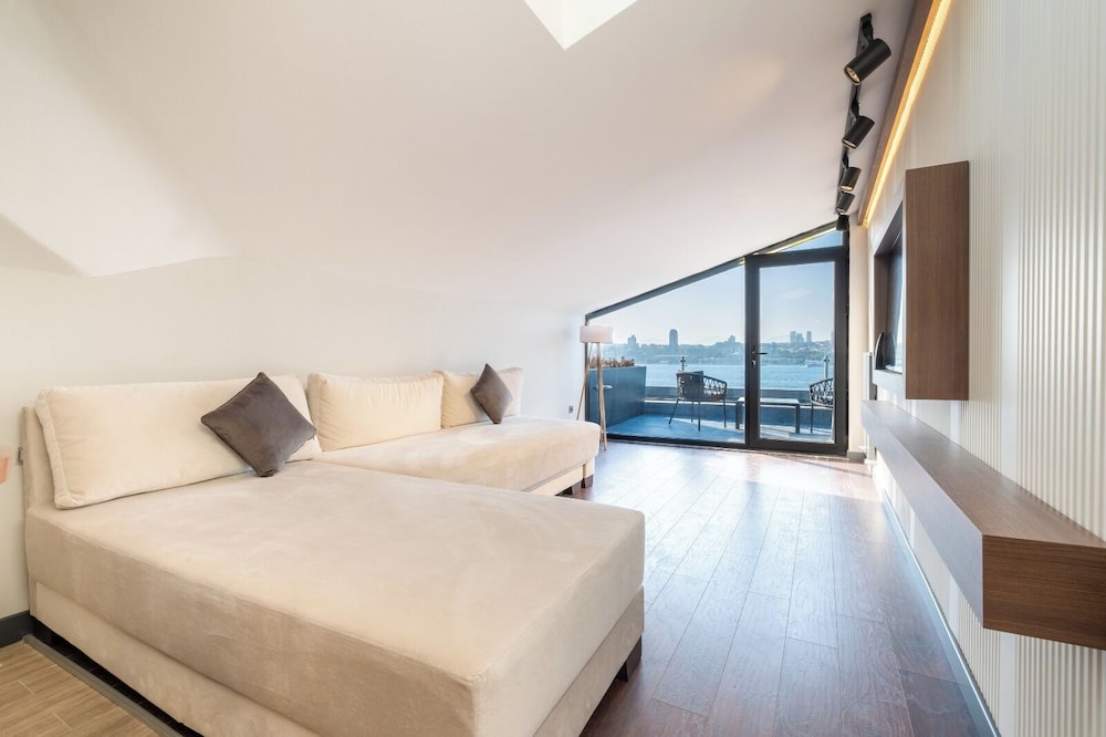216 Bosphorus Suite 12/50