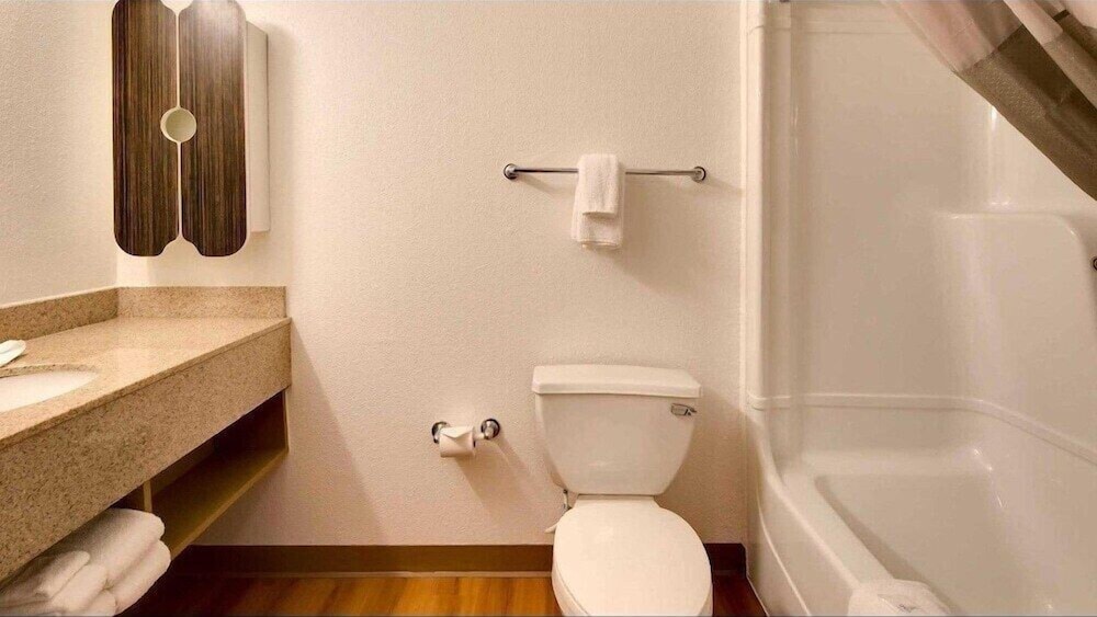 غرفة قياسية بسرير كوين بمطبخ صغير، Studio6 Brownsville, TX 7/10
