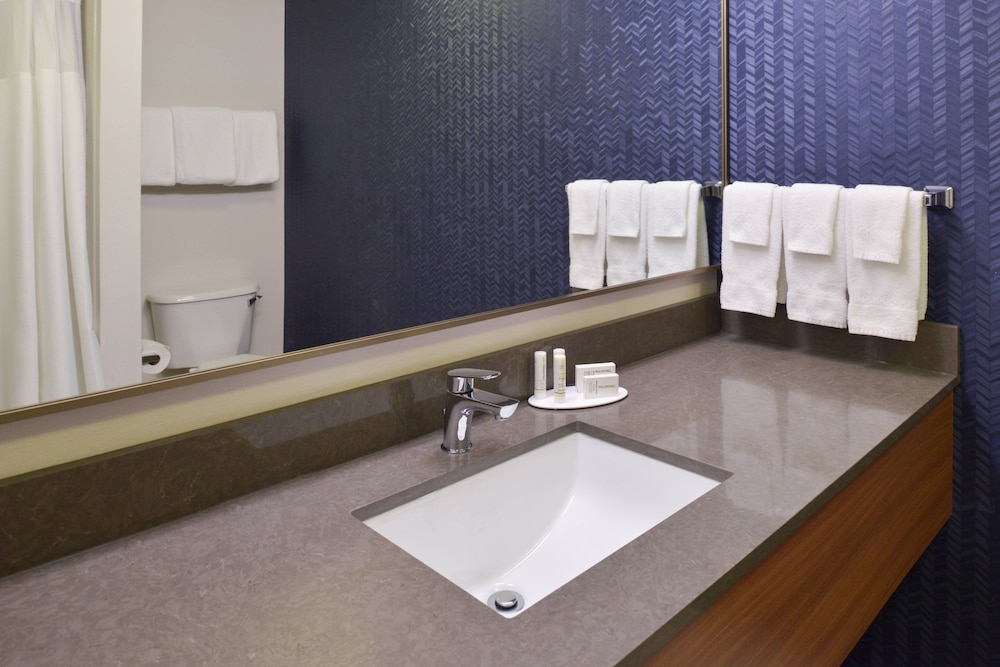Fairfield Inn & Suites by Marriott Pittsburgh New Stanton 36/37