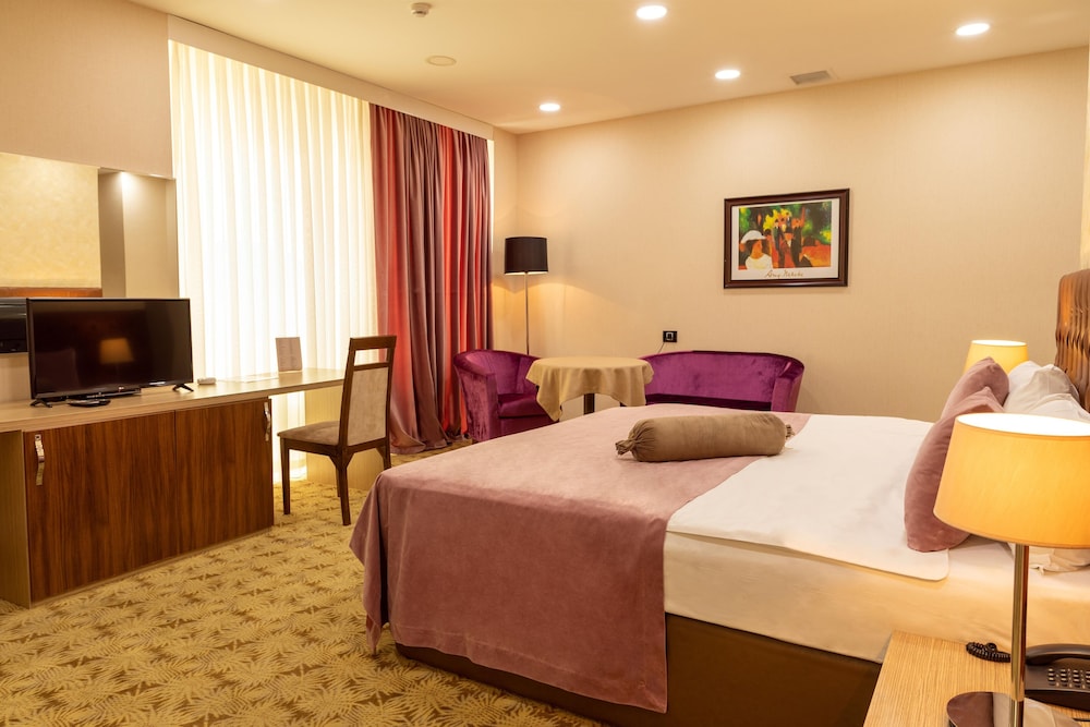 DELUXE, DOUBLE OR TWIN BED