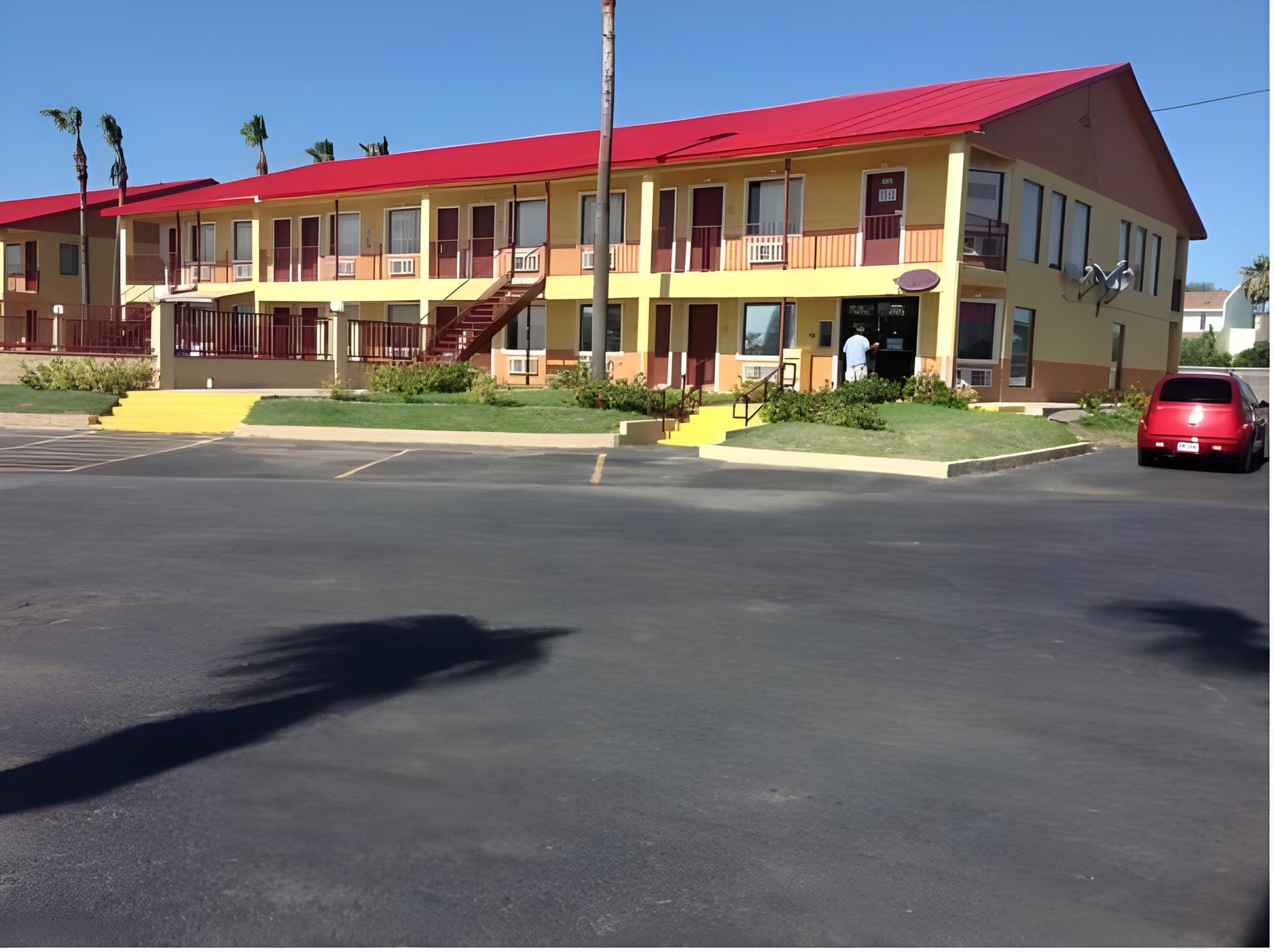 Deluxe Inn Airport 2/26