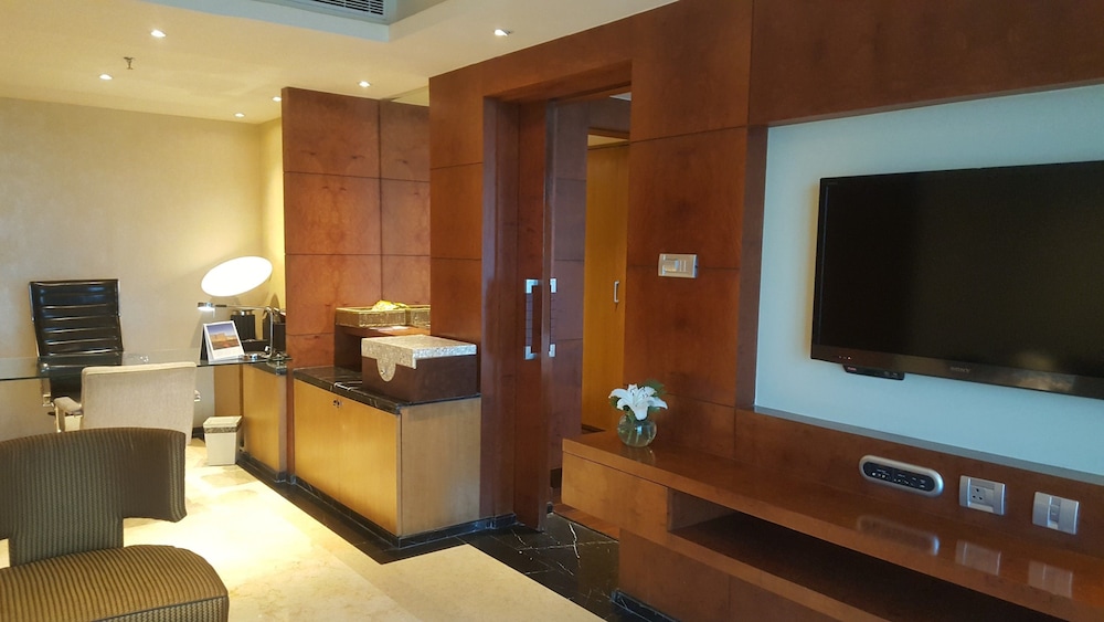 Vivanta Hyderabad, Begumpet 17/55