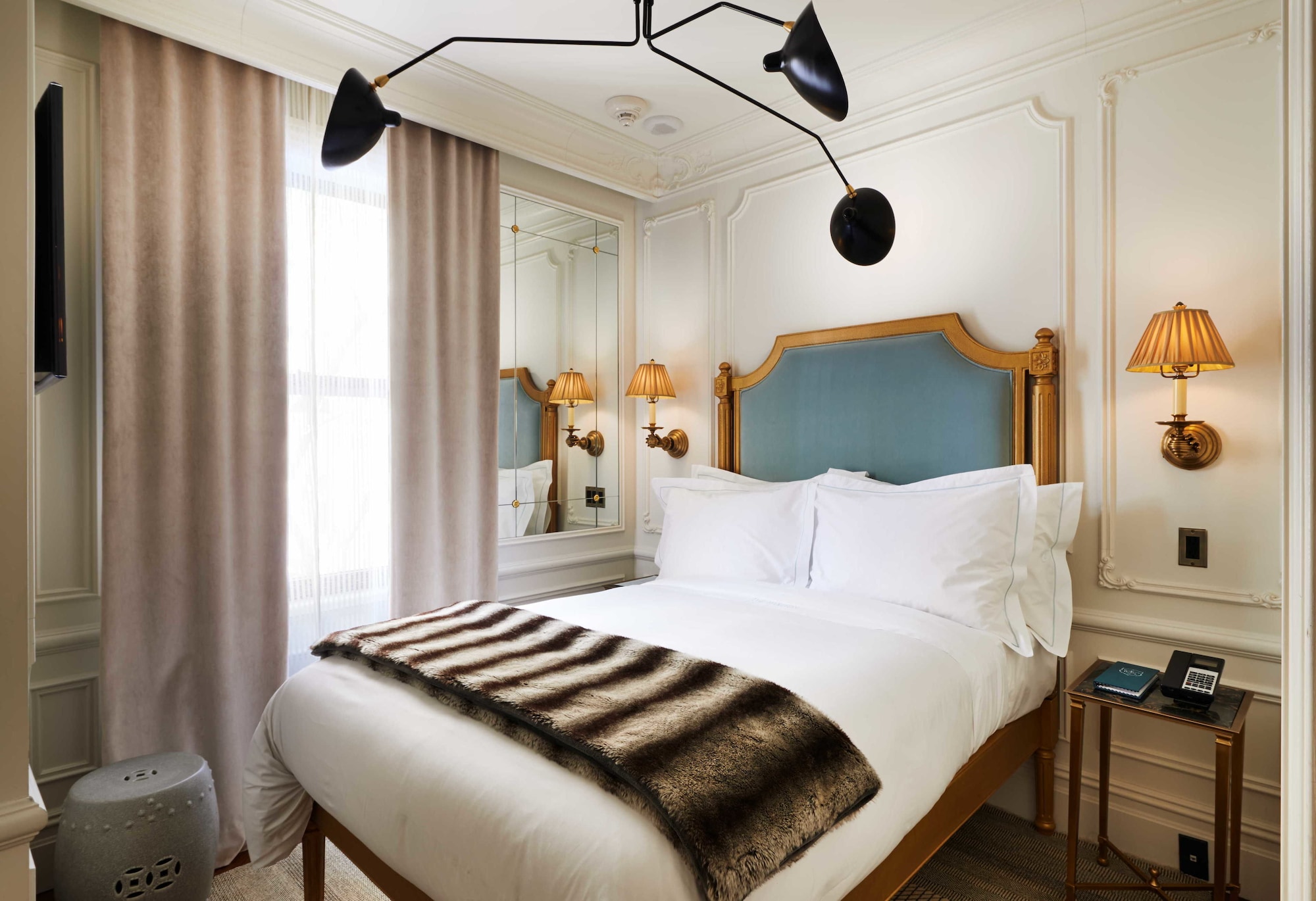 ROOM, QUEEN BED