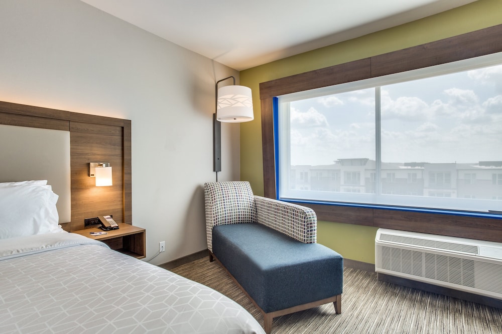 Holiday Inn Express and Suites Denton South 30/71