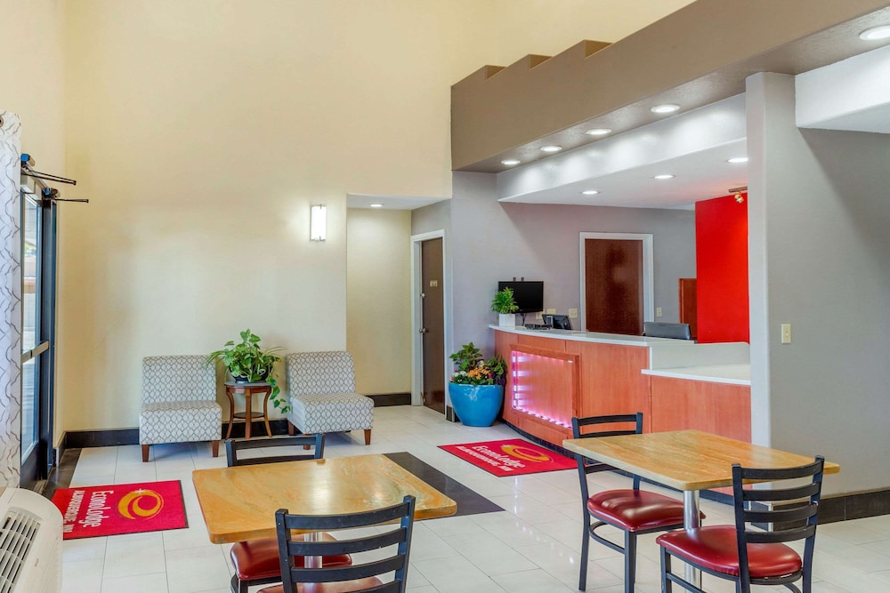 Econo Lodge West Coors Blvd 15/34