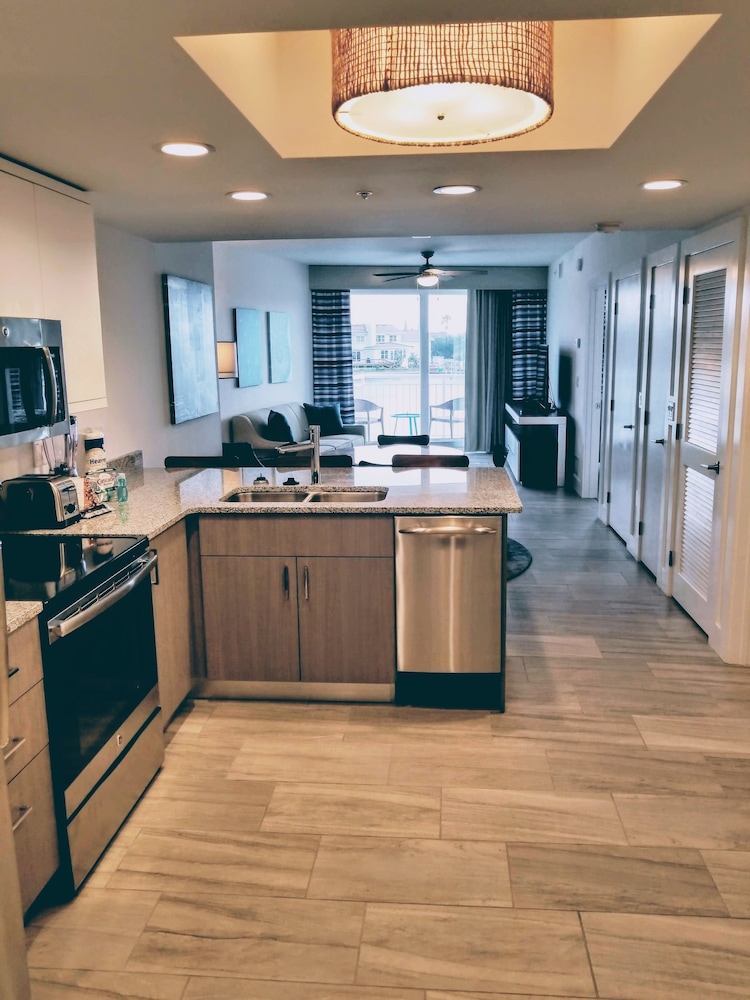 Provident Oceana Beachfront Suites 12/77