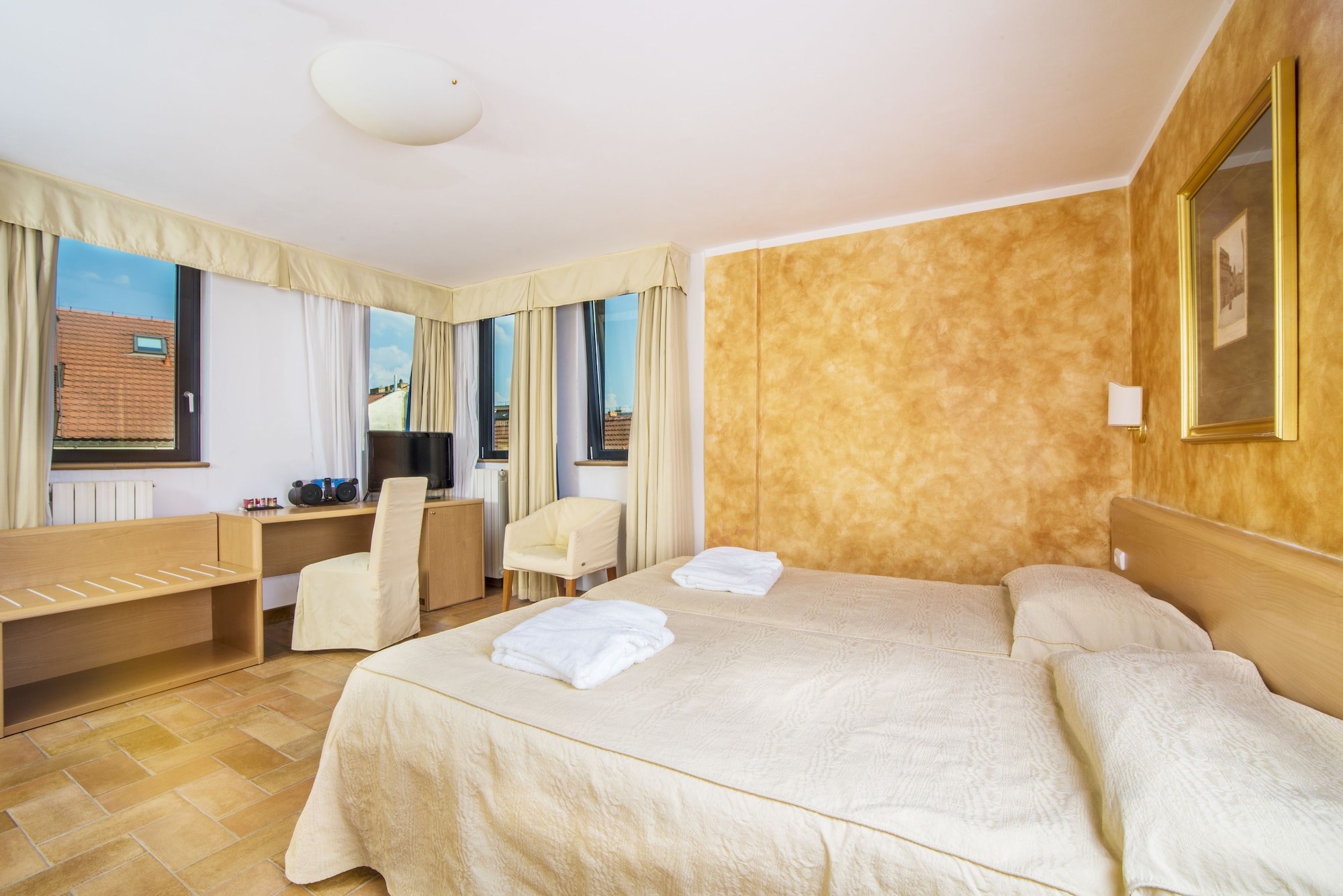ROOM, DOUBLE OR TWIN BED
