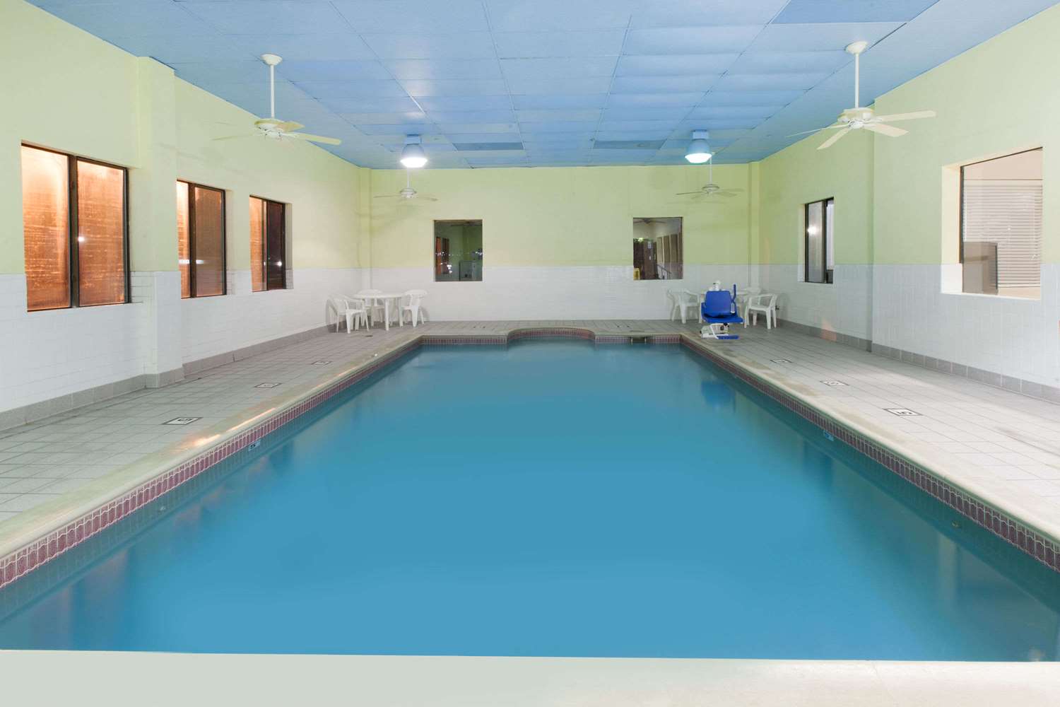 Days Inn & Suites by Wyndham NASA Space Center Houston 8/17