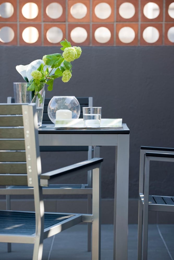 Eric Vokel Bcn Suites 38/51