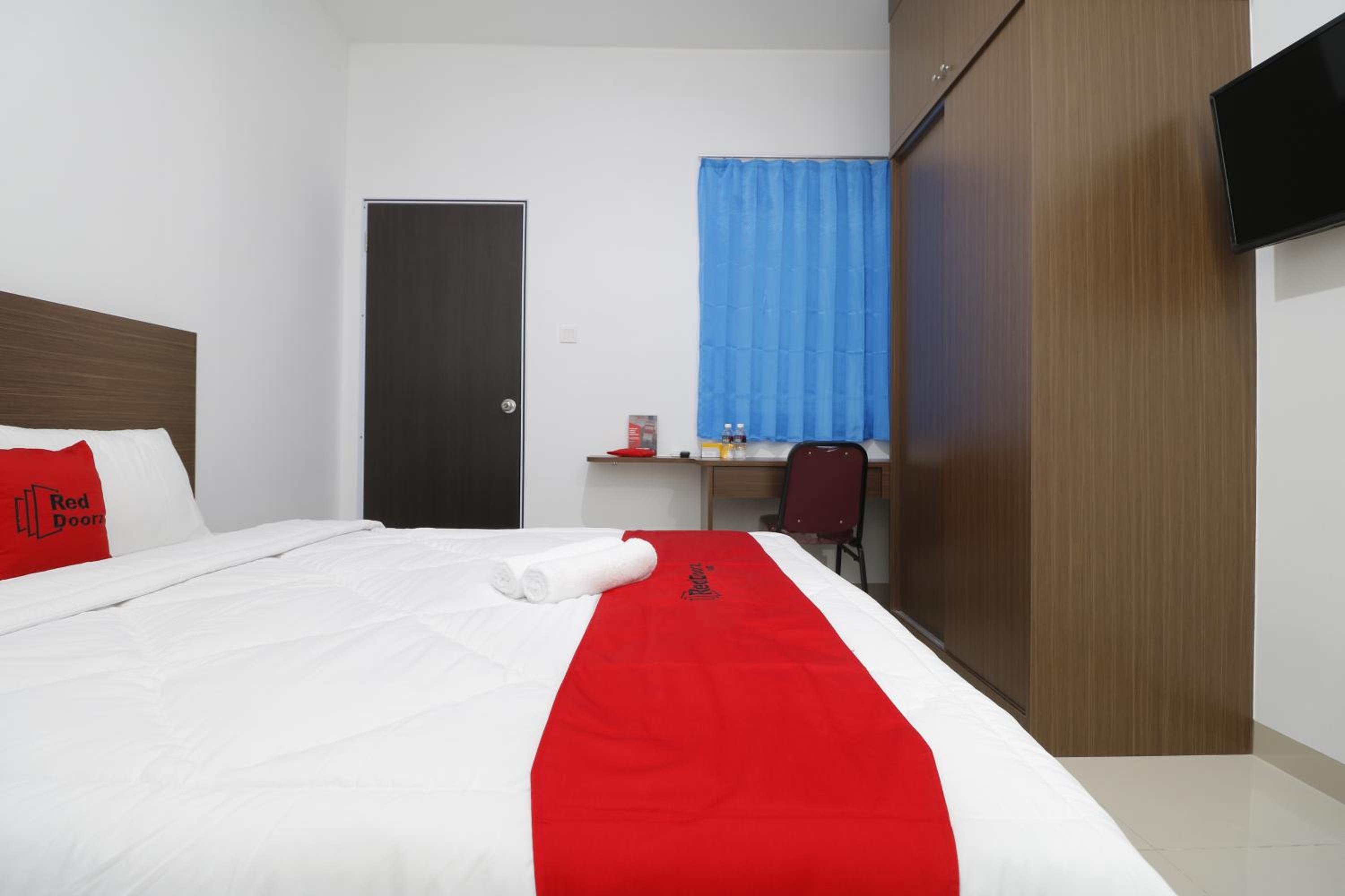RedDoorz Plus near Kepri Mall 22/44