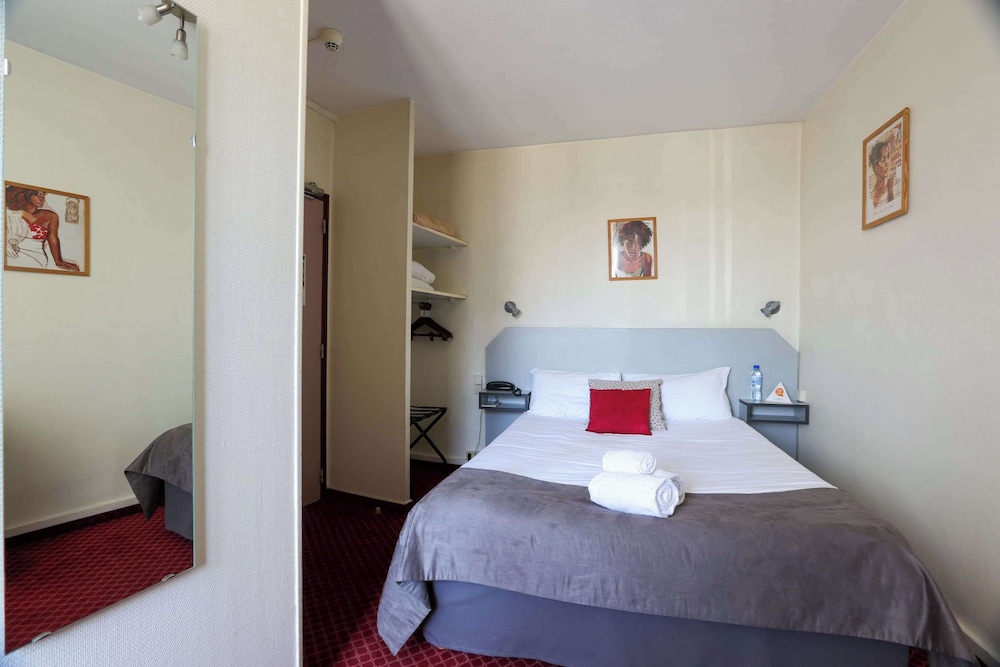 Brit Hotel Bleu Nuit 40/50