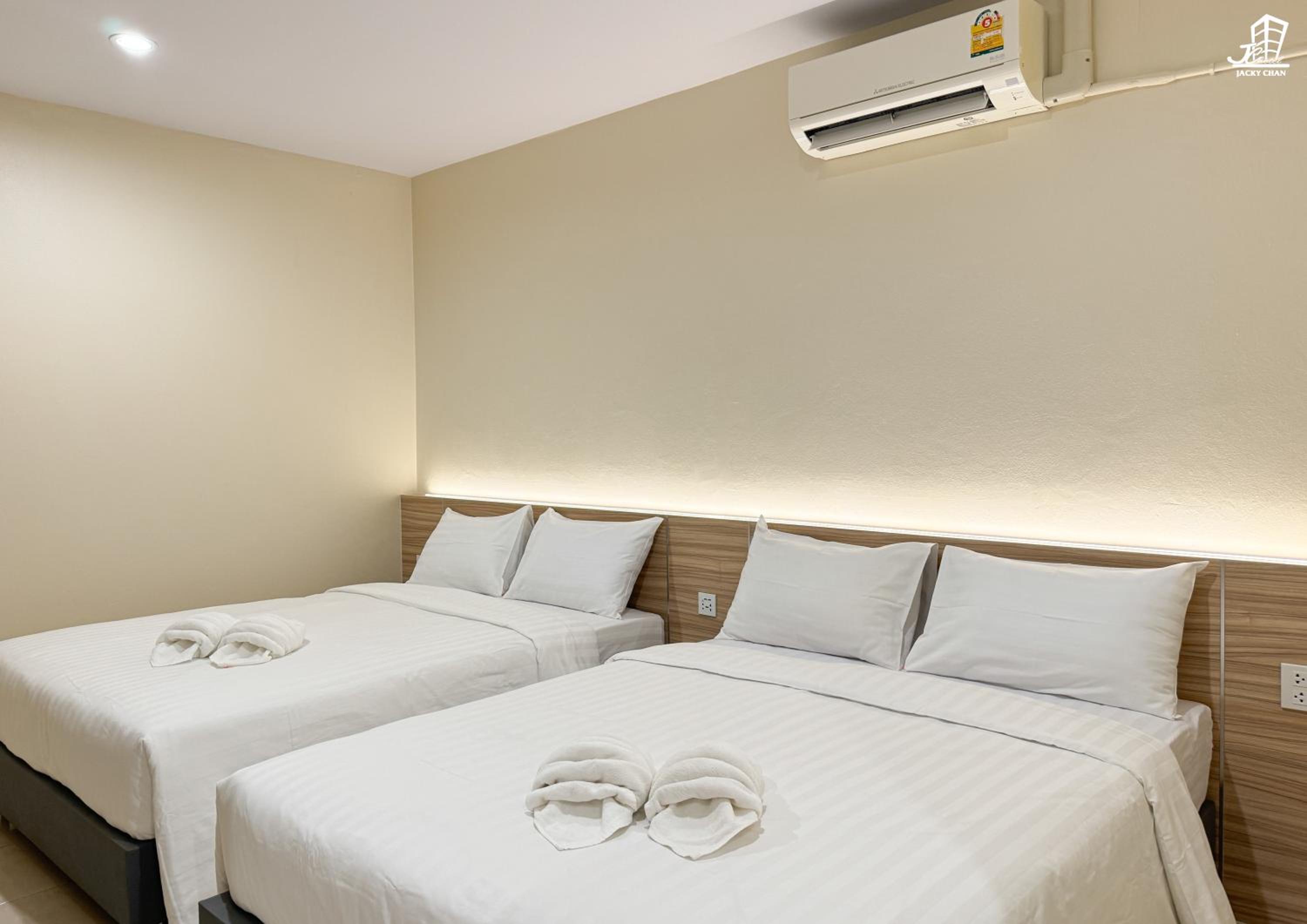 Jacky Chan Hotel 14/50