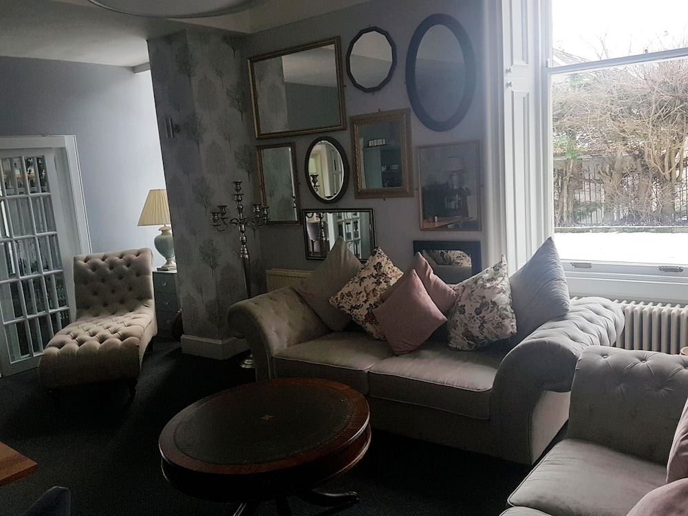 Mcinnes House Hotel 26/35