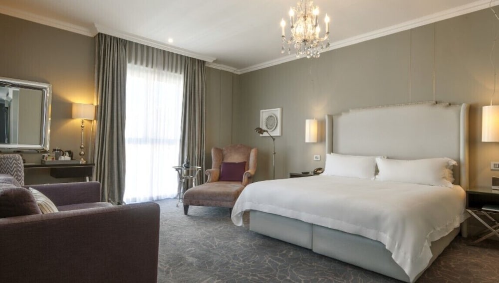 Queen Victoria Hotel & Manor House 9/70