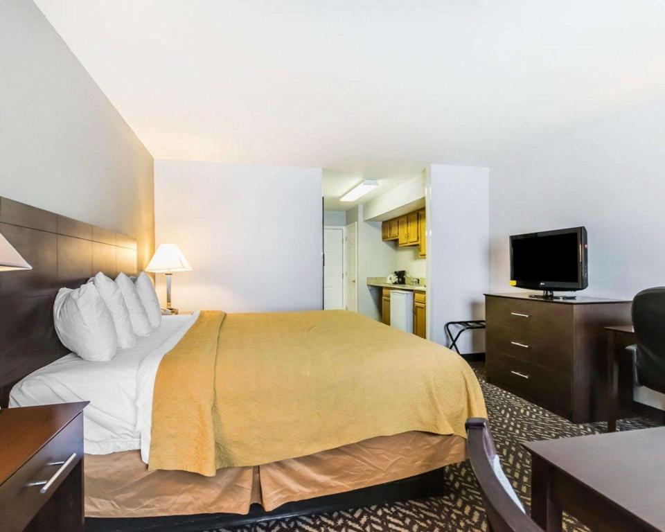 UPGRADE, EFFICIENCY, BUSINESS, KING BED, ACCESSIBLE