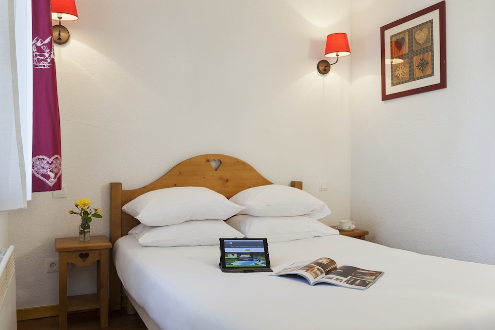 Room at PARK AND SUITES EVIAN LUGRIN, LUGRIN