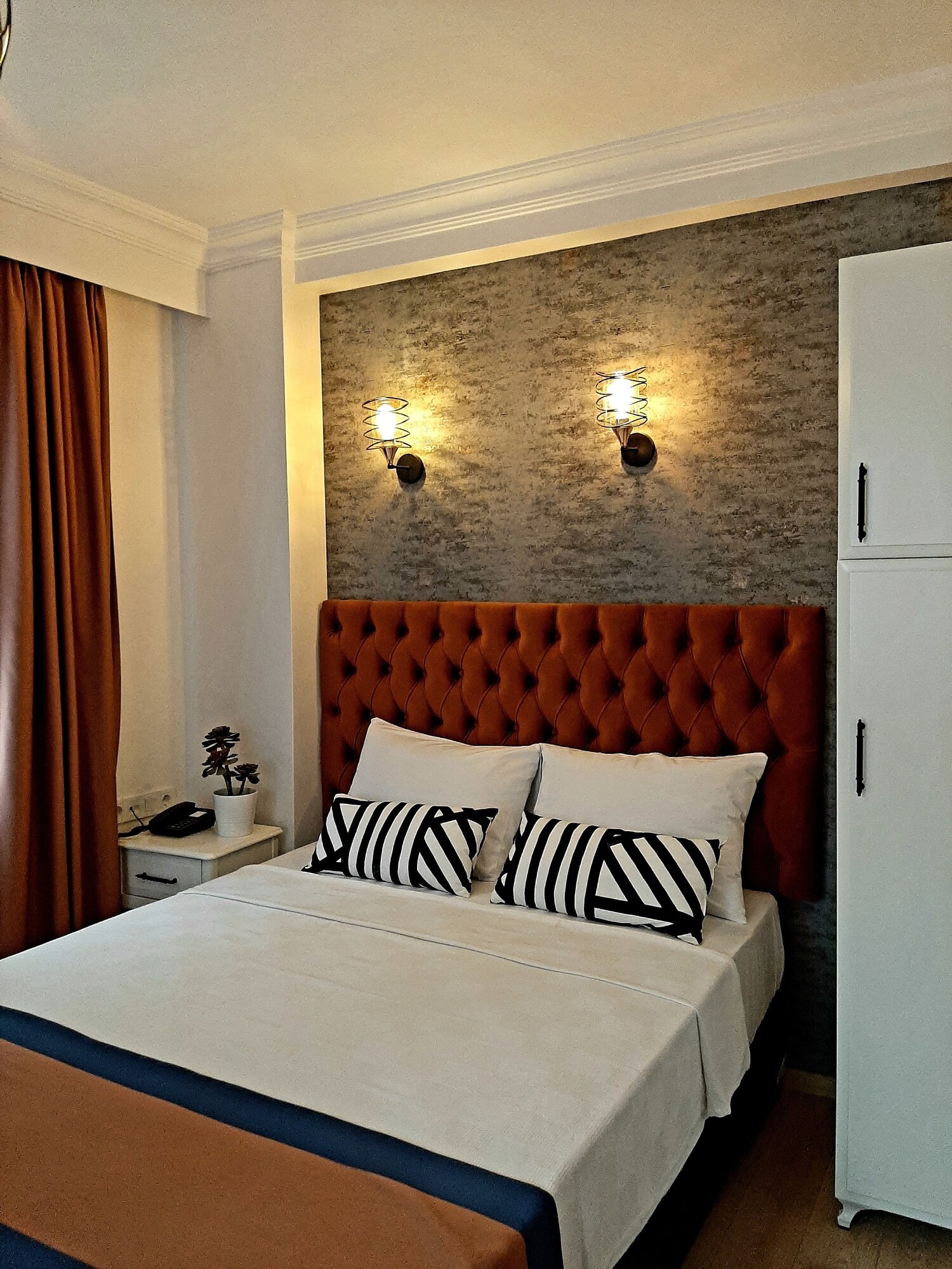 DELUXE, DOUBLE BED
