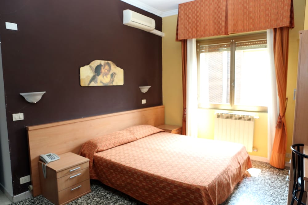 ROOM, DOUBLE OR TWIN BED