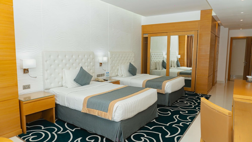 غرفة ديلوكس بسريرين منفصلين بإطلالة جزئية على البحر، Oceanic Khorfakkan Resort And Spa 3/4