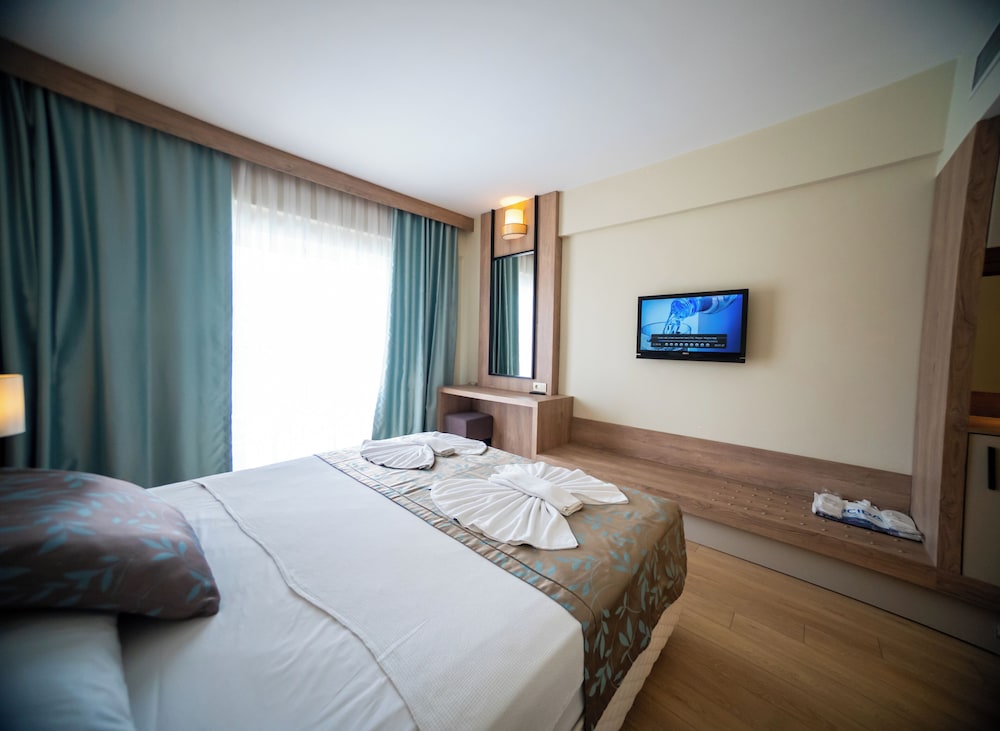 Lucida Beach Hotel 12/37