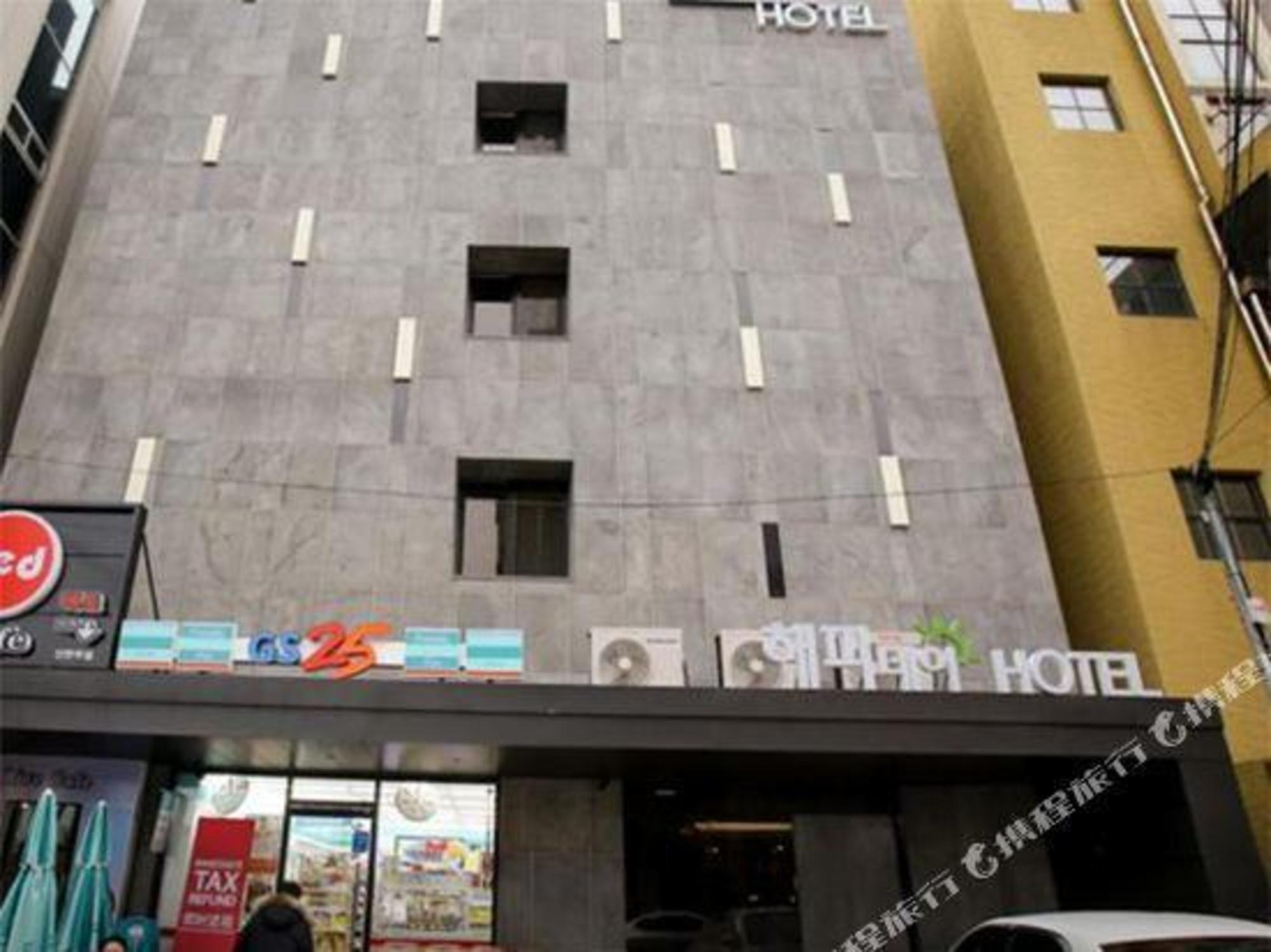 Happy Day Hotel 3/57