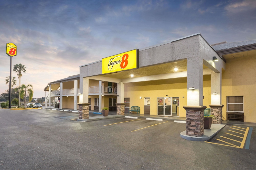 Super 8 by Wyndham Ellenton Bradenton Area 6/29