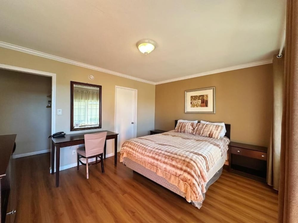 Royal Inn and Suites 8/42