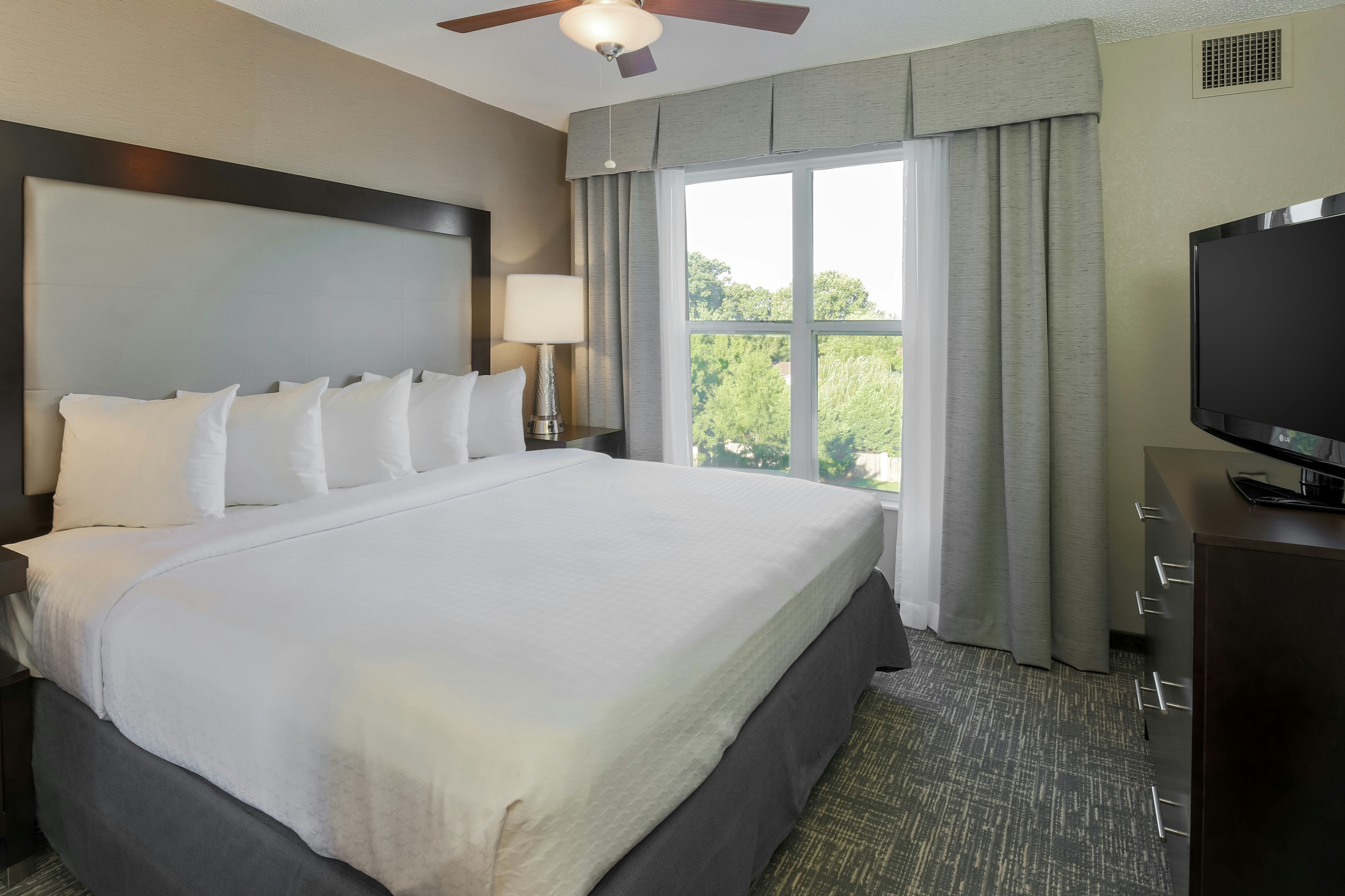 1 BEDROOM, SUITE, KING BED