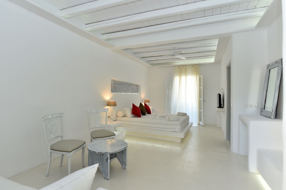 Zefi Hotel & Suites 59/75