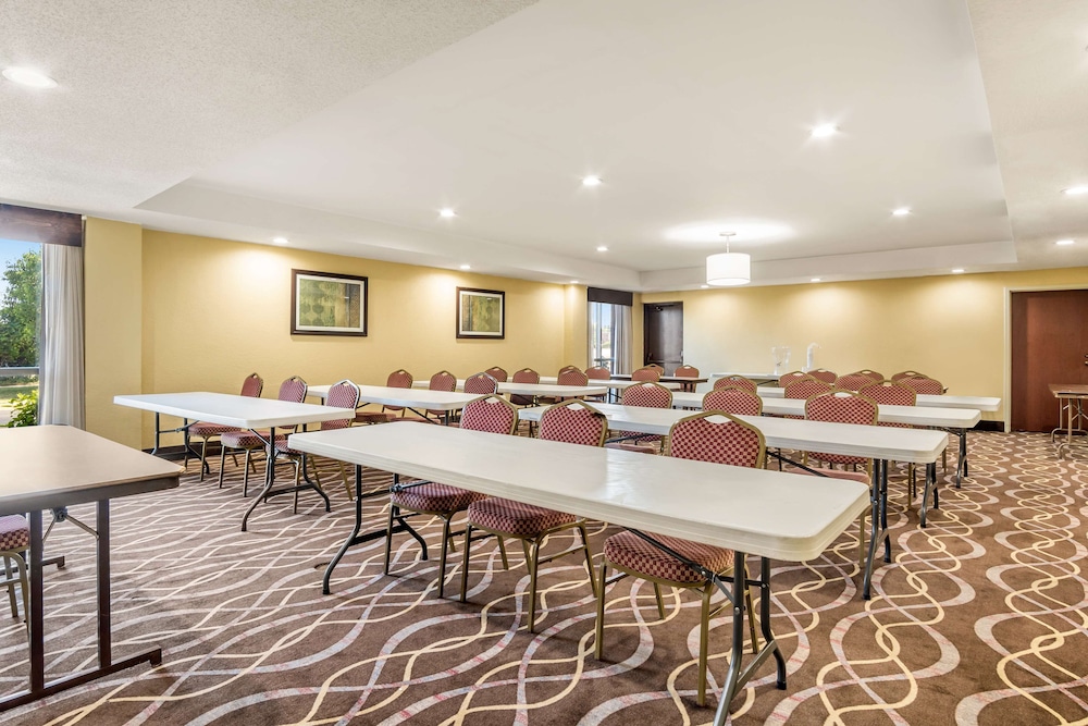 AmericInn by Wyndham Grand Rapids Airport North 45/62