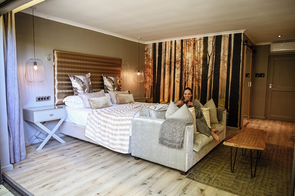 SUPERIOR, SUITE, KING BED, GARDEN VIEW