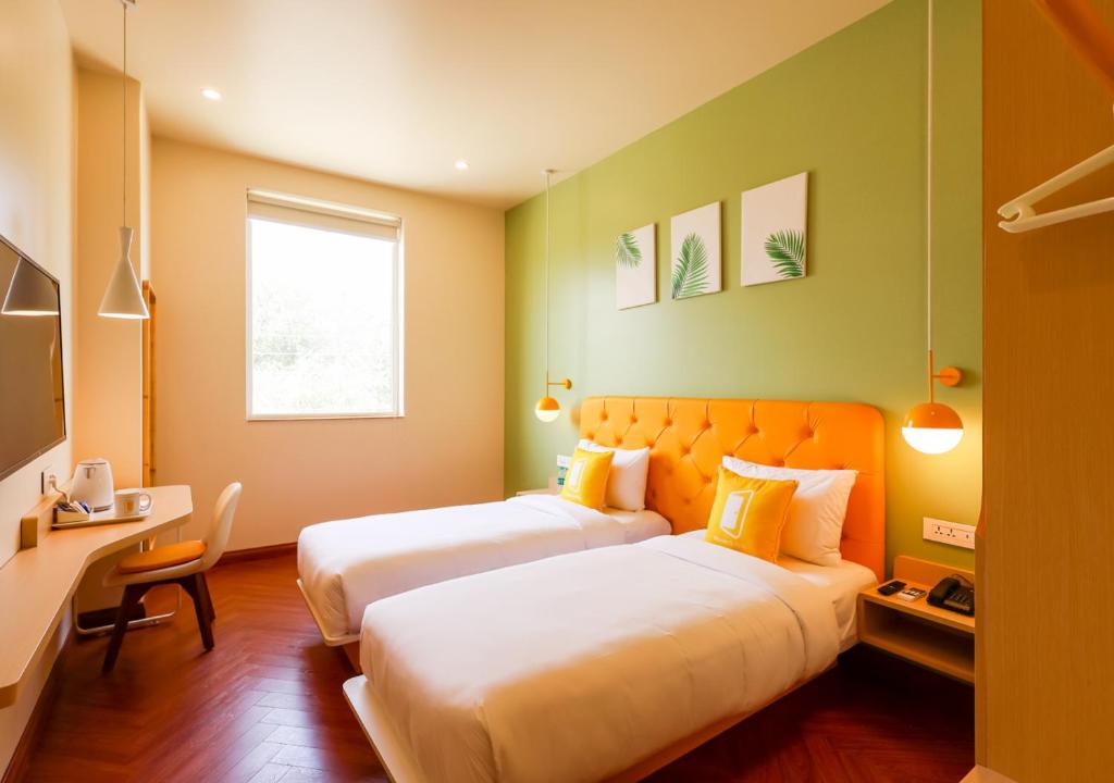 غرفة قياسية بسريرين منفصلين، Bloom Hotel - Golf Course Road, Sector 43 2/2