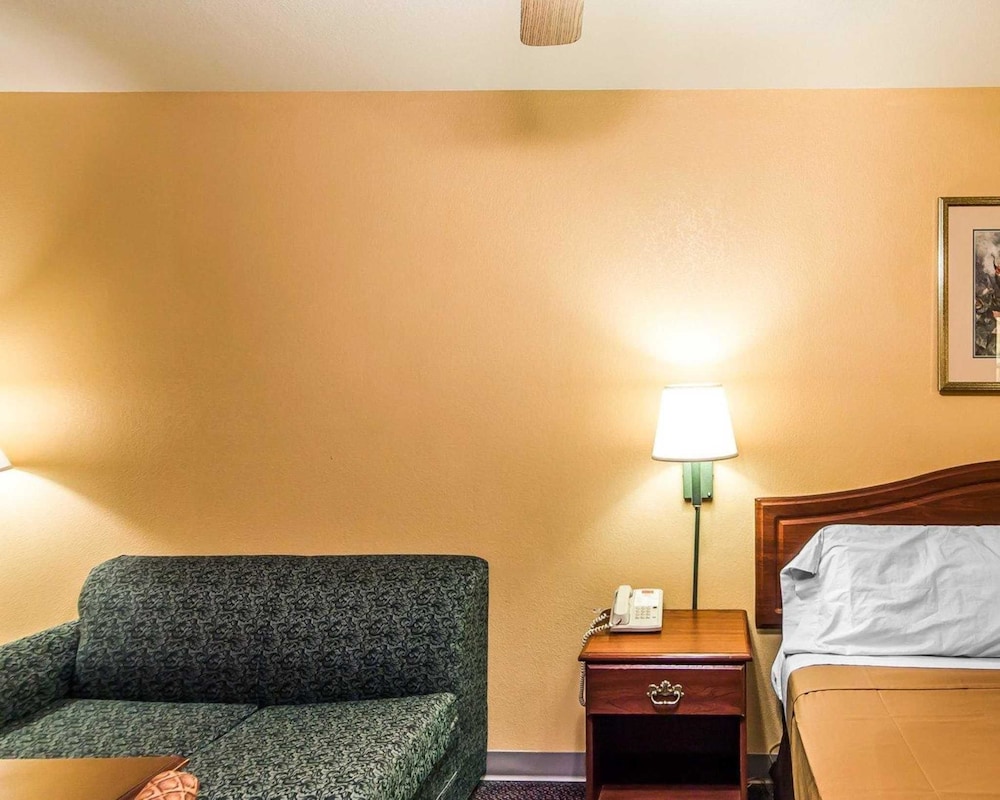 Econo Lodge Bartlesville Hwy 75 18/34