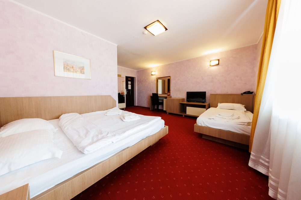 FAMILY, MULTIPLE BEDS