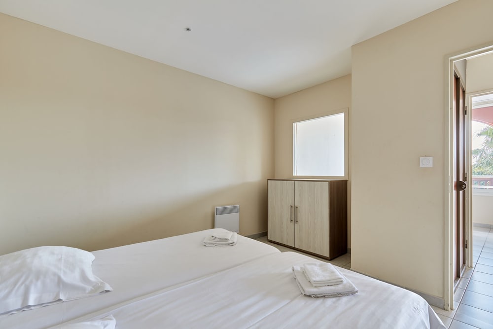 2 BEDROOMS, APARTMENT, POOL SIDE