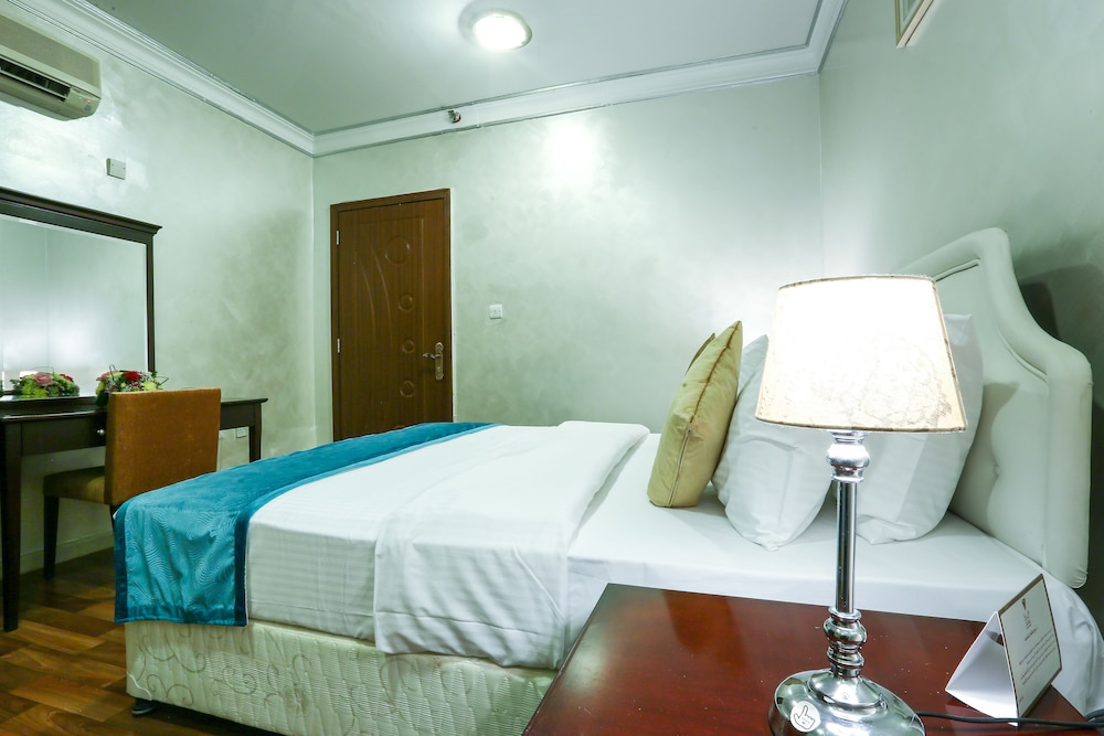 La Villa Suites Hotel 28/48