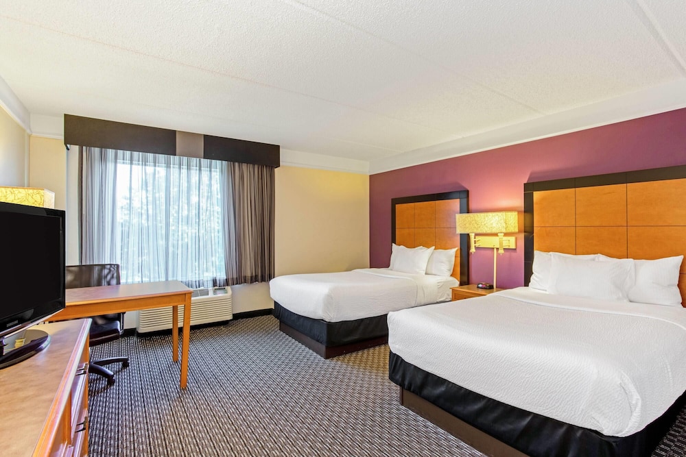 Deluxe, 2 Double Beds, Pool View